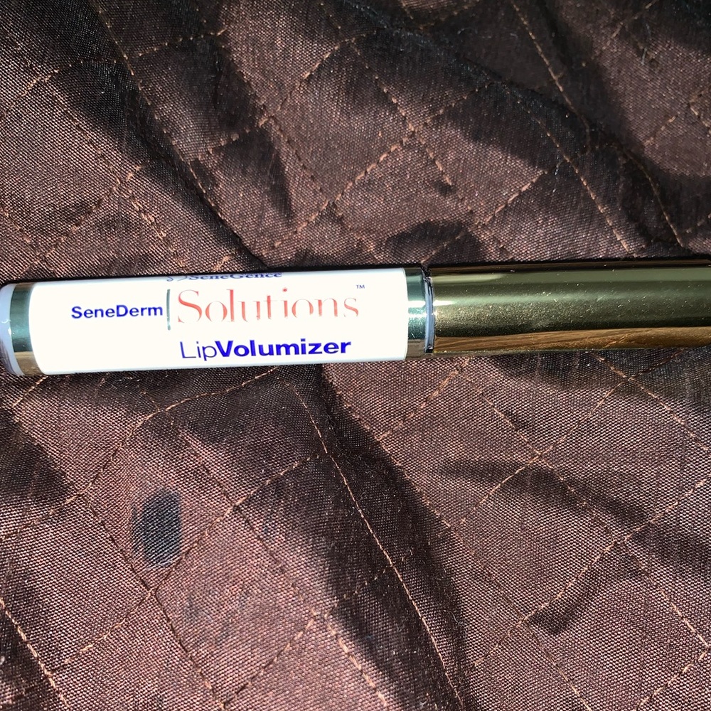 Lip volumizer
